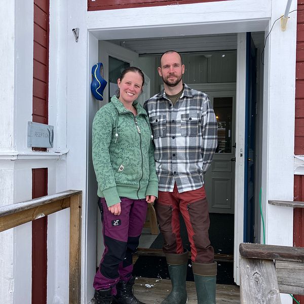 Par står i dörren till sitt vandrarhem i Håvra, Ljusdals kommun