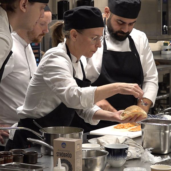 Elever på Campus Grythyttan lagar mat tillsammans i ett restaurangkök.