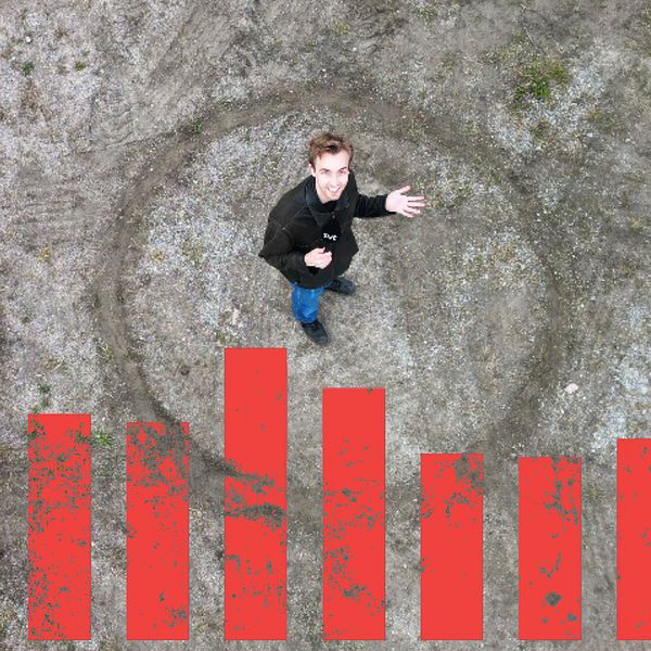 SVTs reporter Dexter Svärd Huss står i en cirkel på marken med stapeldiagram i förgrunden.