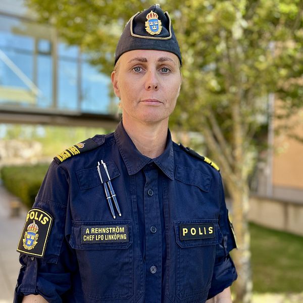 Närbild på kvinnlig polis.
