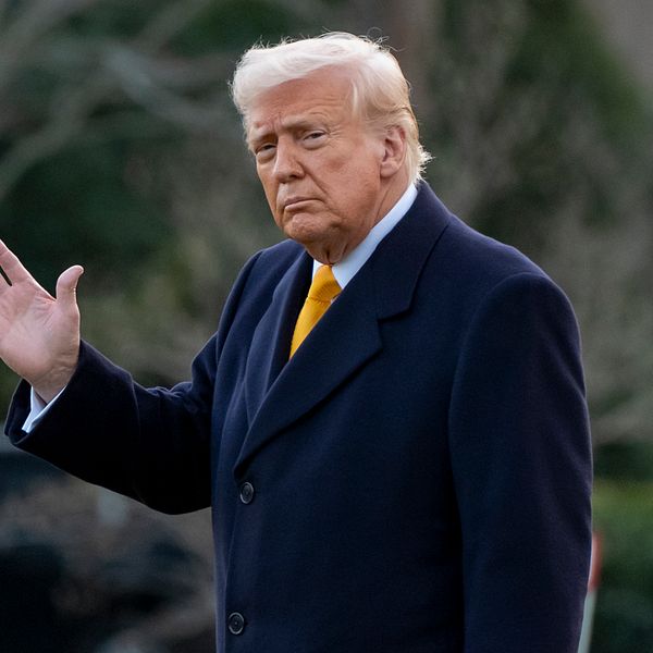 USA:s president Donald Trump vinkar utomhus.