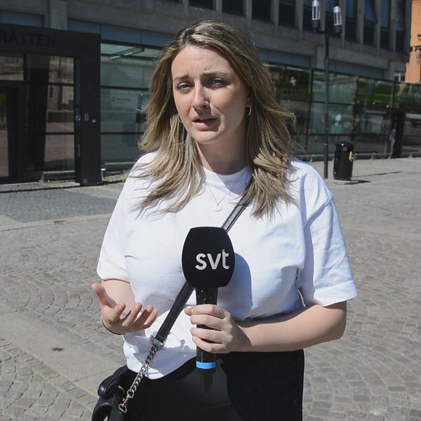 SVT:s reporter framför tingsrätten.