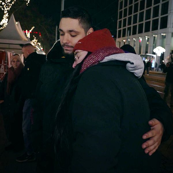 Sarah Puhl och Leon Füllmayer bor nära julmarknaden i Magdeburg och hade planerat att gå dit under fredagskvällen.
I stället bevittnade de gripandet av den 50-årige man som är misstänkt för dådet från sin balkong.