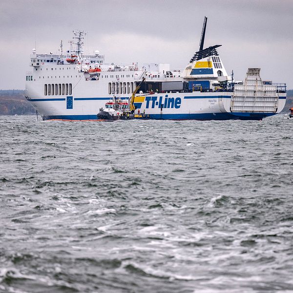 TT-lines färjan Marco Polo som stått på grund utanför Hörvik sedan en vecka tillbaka. Två bogserbåtar ligger intill.