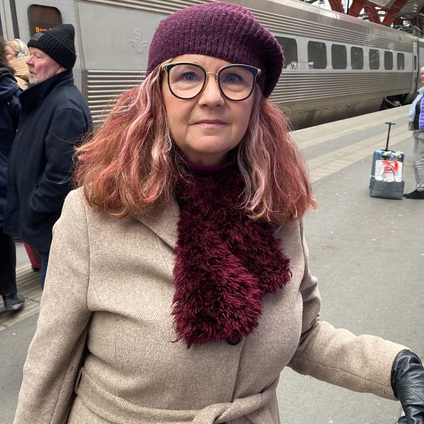 Camilla Karlsson framför ett tåg