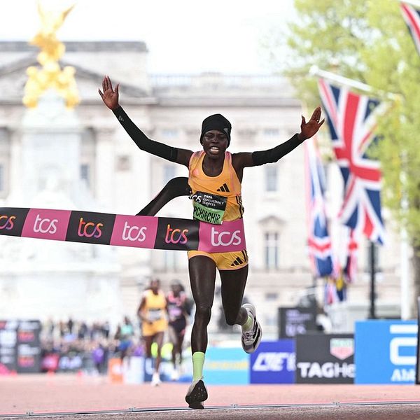 Perers Jepchirchir sprang det snabbaste kvinnliga maratonloppet genom tiderna.