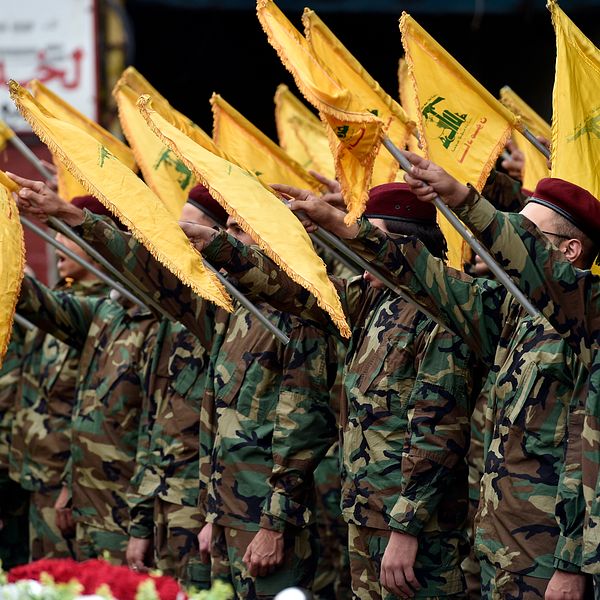 Hizbollah-soldater med flaggor