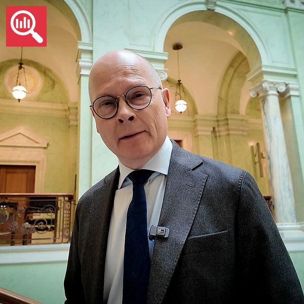 Mats Knutson i kostym i en pampig byggnad med gröna väggar och valv i bakgrunden