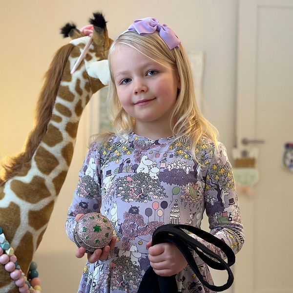 Vilma Varodell, 6 år, visar leksaker som hon skänker bort före julen till familjer som har det kämpigt ekonomiskt