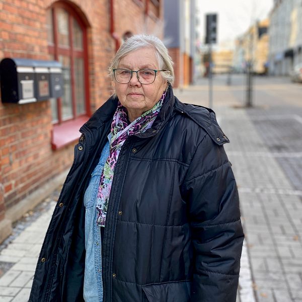 Pensionär reagerar på utspel från överläkare. Står på gata i Katrineholm.