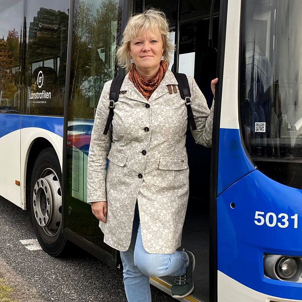 Nina Höijer (S) ordförande i kollektivtrafiknämnden kliver ur en länsbuss