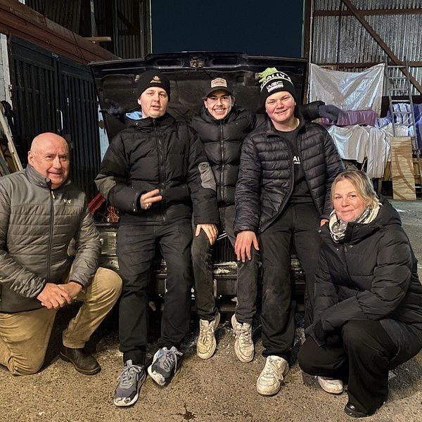 I klippet kan du se Mats Sjöö, från studieförbundet NBV, Melvin Allarud Vieweg, Anton Sääf, Liam Sundh berätta vad de tycker om initiativet med ett garage för ungdomar att meka i. På bilden syns även Caroline Tysell, från NBV.