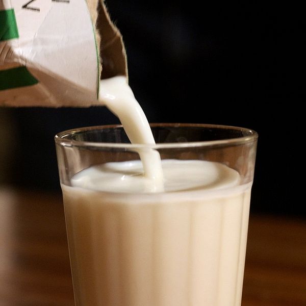 Bild på ett glas mjölk som får påfyllning.