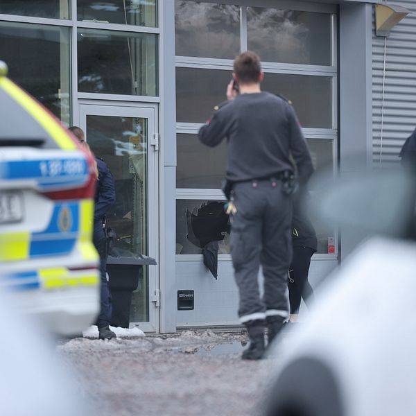 Polis och väktare på plats vid en bilhandlare i Södertälje där en brandattack ägt rum.