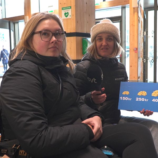 En kvinna och en reporter på Växjö station