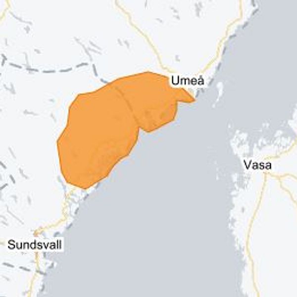 Karta som visar ett område i norra Sverige, markerat med orange, som sträcker sig över Umeå och närliggande regioner. Området är inramat av sjöar och vägar, och närliggande städer som Sundsvall och Vasa är synliga i bakgrunden.