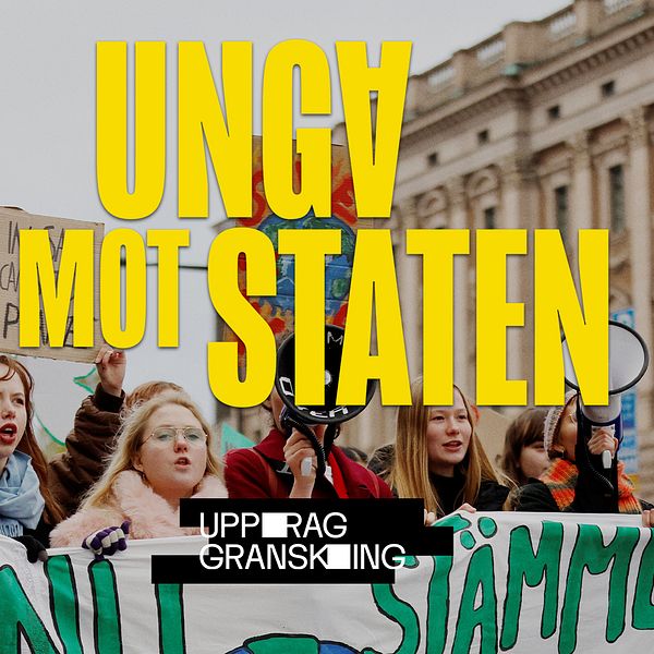 Demonstrationståg och texten ”Unga mot staten”
