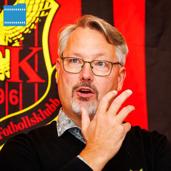Person står framför Östersunds FK:s emblem.