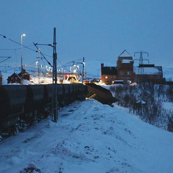 Rälsen på Malmbanan där en vagn hamnat utanför spåret och ned i snön.