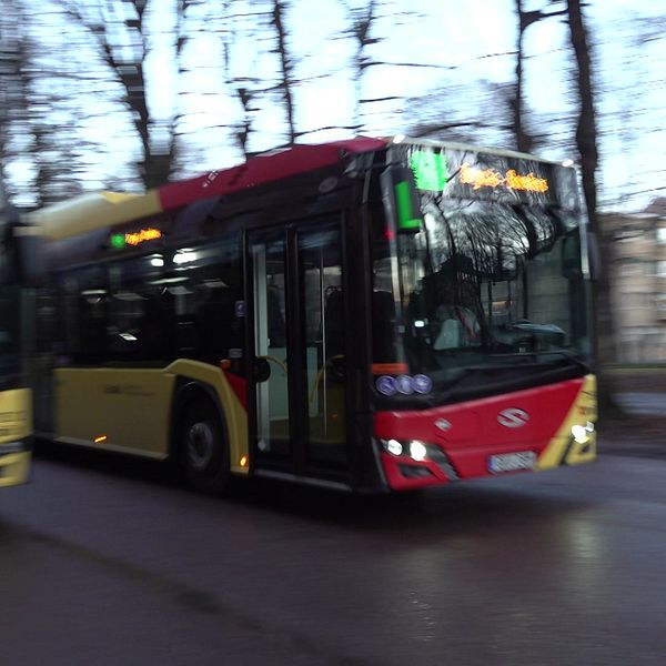 En buss som åker förbi