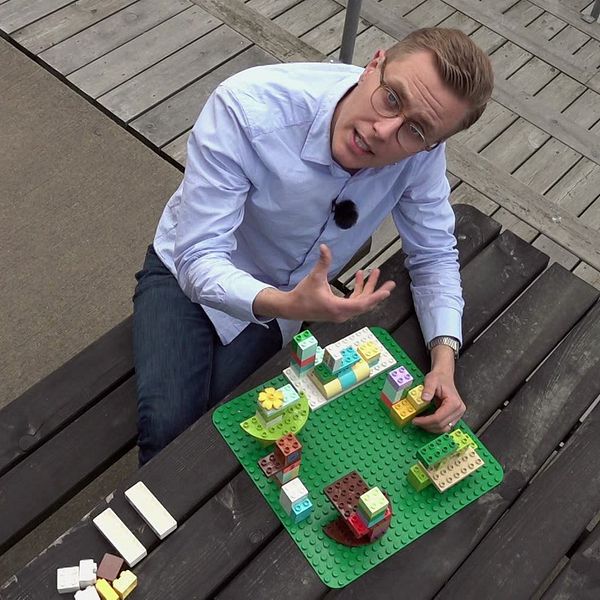 Man bygger ett modulbaserat journalsystem med legoklossar på ett bord