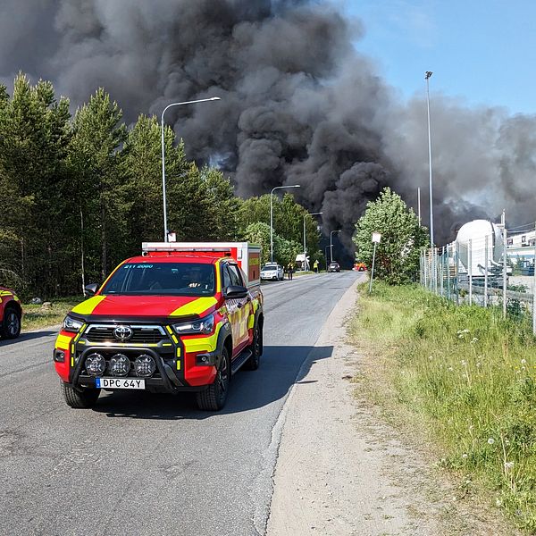 Bild på en storbrand på industriområde på storheden i Luleå.
