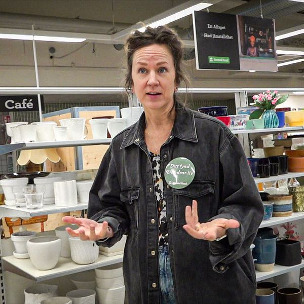 Angelica Ärlandsback, butikschef på en second hand-butiken PMU i Karlskoga, visar runt.