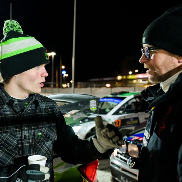 Oliver och Petter Solberg står och pratar