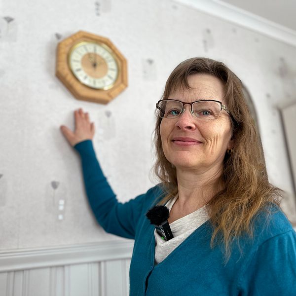 Susanne Gudmunds från Vindeln visar väggklockan som hon vägrar ställa om till sommartid