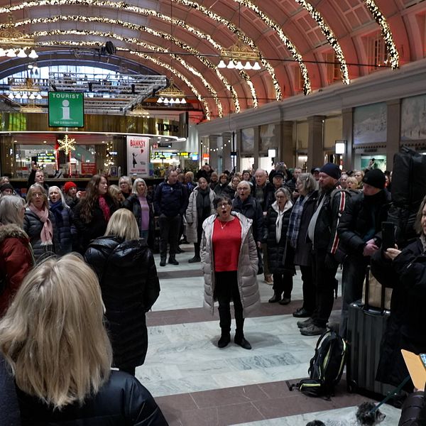 Människor på Stockholms centralstation.