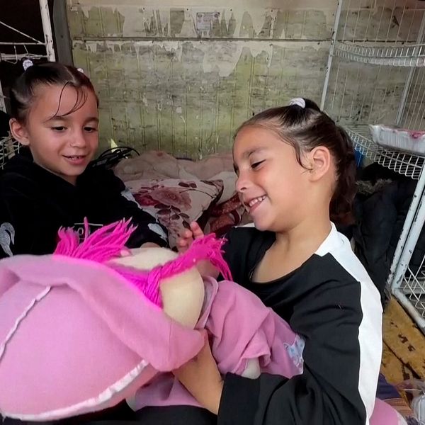 Två flickor i Gaza som lekar med en docka