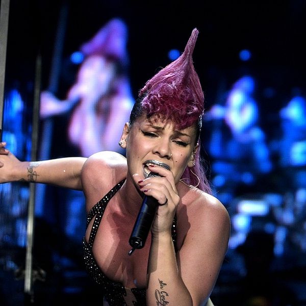 Pink kommer att dela ut 2000 bannlysta böcker på sina konserter i Miami, Florida, i veckan.