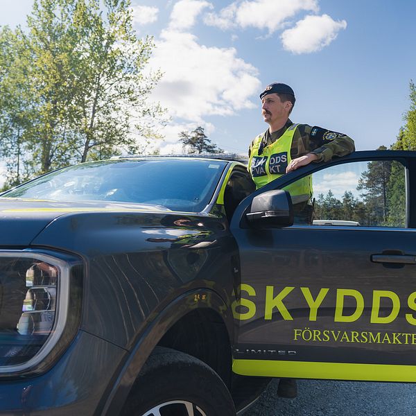 Bevakningssoldat vid skyddsobjekt utanför ledningsregementet i Enköping