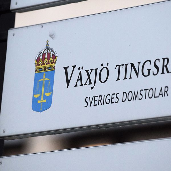 Bild på en skylt där det står Växjö tingsrätt.