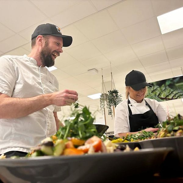 Tommy Herrgård och Marie Bergqvist skrattar och förbereder maten på Sundsta-Älvkullegymnasiet i Karlstad.