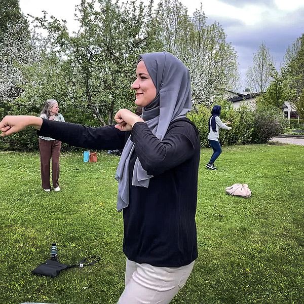 Silva Ibrahim från Internationella kvinnoföreningen gympar och pratar om EU vid Bananparken i Borlänge.