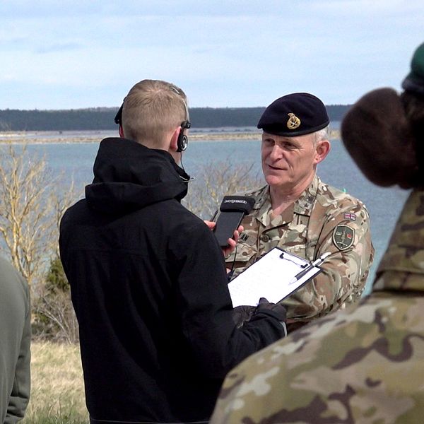 Natogeneral intervjuas av media på Gotland