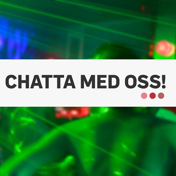 En bild från en nattklubb med grönt strålkastarljus. En man och en kvinna dansar.