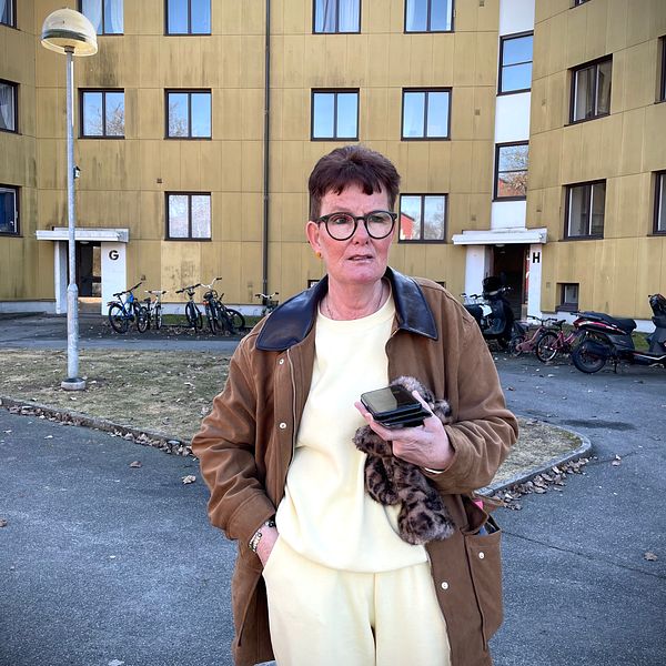 Doris Yang utanför sitt bostadshus som påverkas av konkursen.