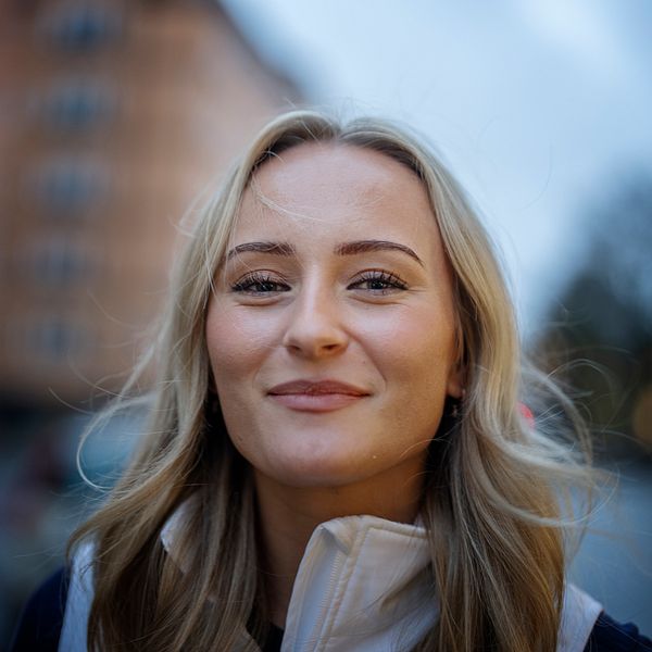 Ebba Årsjö på bild i Stockholm med vit krage på sin väst.