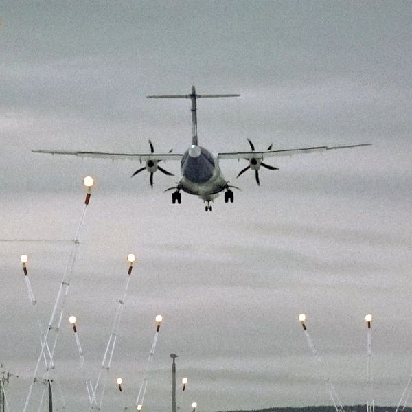 Flygplan landar på Sundsvall-Timrå Airport