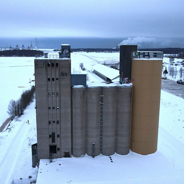 Stor byggnad i ett vinterlandskap.