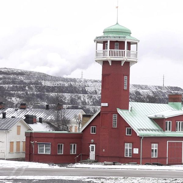 Gamla brandstationen och Tusen toners hus i Kiruna vintertid, kulturhistoriska byggnader.