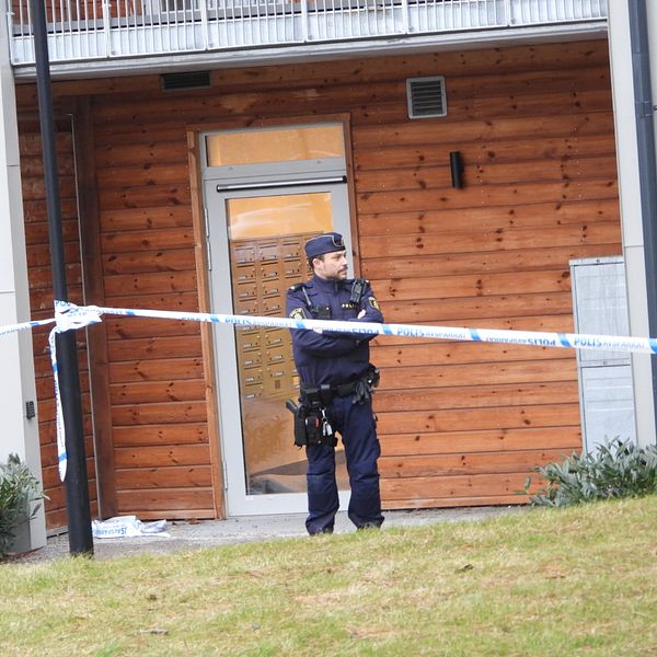 En man har anträffats avliden i Norrköping. Stor polisinsats pågår.