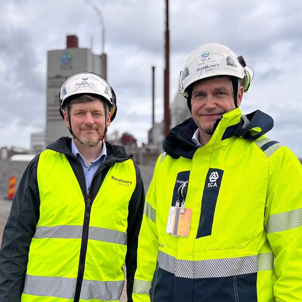 Martin Ådahl med SCA-representant vid bioraffinaderiet i Timrå