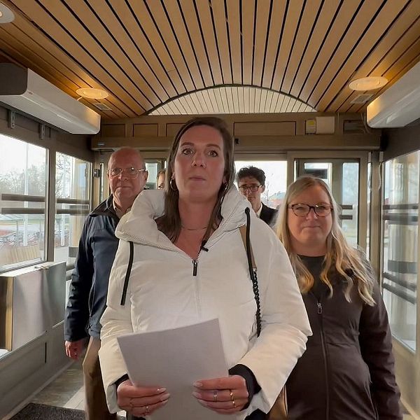 Bengt Wernersson, Emelie Persson och Rebecka Kristoffersson lämnar över skadeståndskrav till Region Halland.