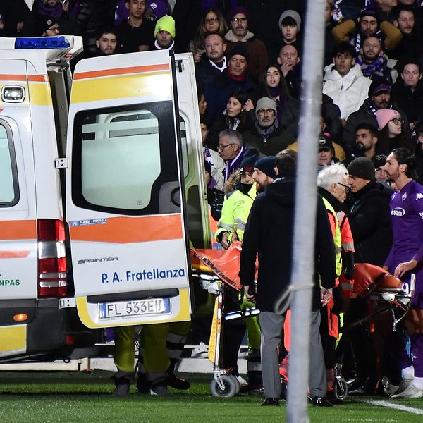 Edoardo Bove fördes bort från planen i ambulans.