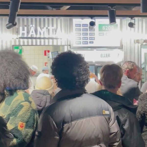 Många människor framför uthämtningslucka på snabbmatsresturang