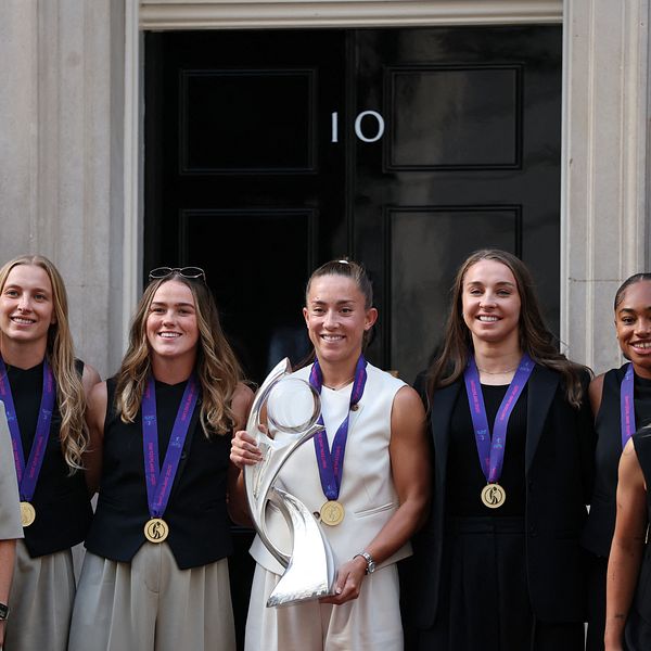 Engelska stjärnor framför 10 Downing street