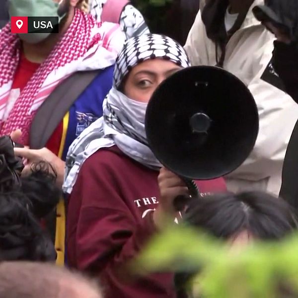 Student med megafon och palestinasjal i USA
